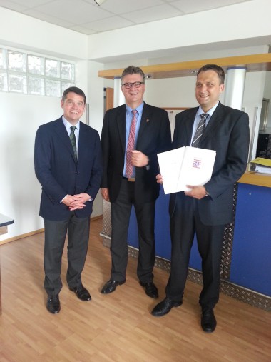 Innenminister Boris Rhein, Sportdezernent Rafael Reißer und 1. Vorsitzender Guido Carls