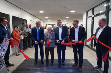 Bürgermeister Glanzner, die älteste Einwohnerin Frau Arnold ( 100 Jahre ), Landrat Engelhard und Ingo Bettels - Vorsitzender der Gemeindevertretung