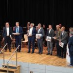 Die Architekten übergeben Bildbände an Projektpartner sowie Ehrengäste