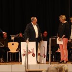Der Schule werden durch die Architekten Spielgeräte zur Einweihung geschenkt