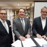 Der Hessische Kultusminister Prof. Dr. R. Alexander Lorz (Mitte) und Landrat Christian Engelhardt (rechts) unterzeichnen im Beisein von IHK-Präsident Matthias Martiné die gemeinsame Absichtserklärung für das MINT-Zentrum Südhessen in Bensheim.
