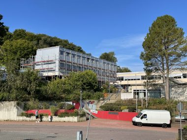 Blick von der Talseite - Hauptzugang Überwaldgymnasium