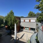 Fassadenseite zum Gebäude der Betreuung