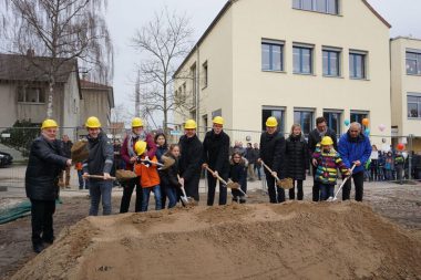 Gemeinsamer Spatenstich – mit Landrat Christian Engelhardt (7. v. rechts) und Einhausens Bürgermeister Helmut Glanzner (8. v. rechts).