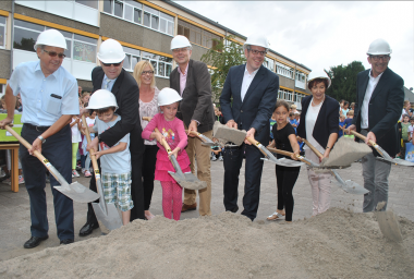 Gemeinsamer Spatenstich